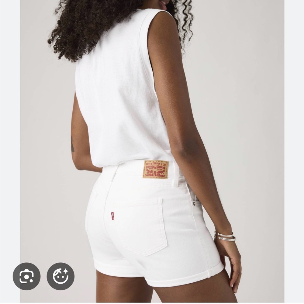 Levi’s White Mid-Length Denim Shorts – Size 29 – Like New